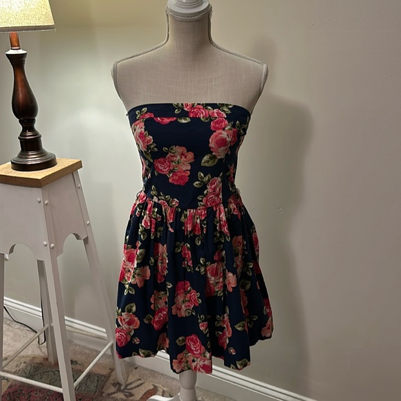 Forever 21 Dresses & Skirts - Forever 21 strapless Floral Dress